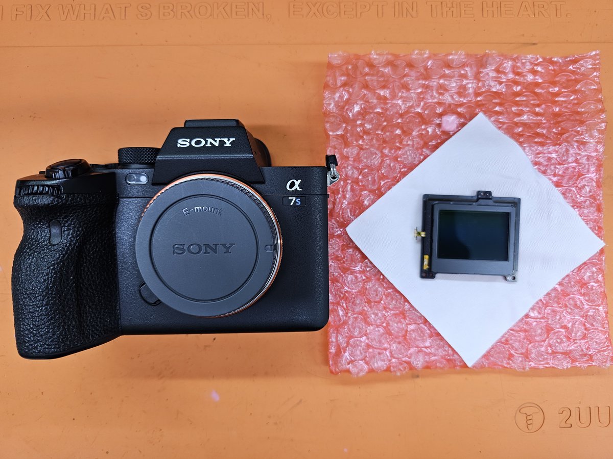 Sony A7S III kamera gövdesi ve çıkarılmış sensör ünitesi — Hayyam Foto Teknik tamir atölyesi